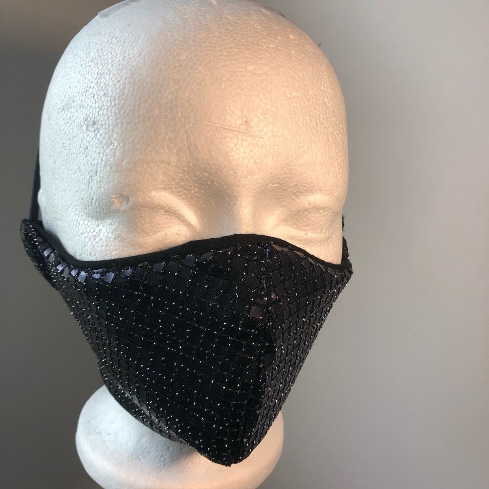 Face mask (NWOT).